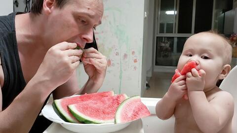 父母抢孩子吃瓜,父母间的甜蜜争夺战